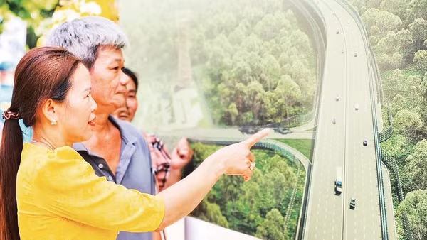 Người dân phường Trị An xem phối cảnh đường trên cao xuyên rừng Mã Đà.