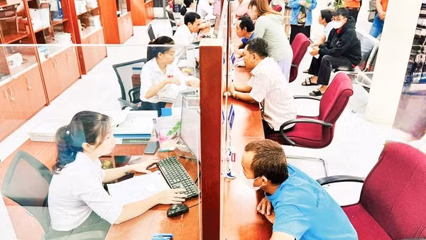 Người dân thực hiện thủ tục hành chính tại phường Bà Rịa.