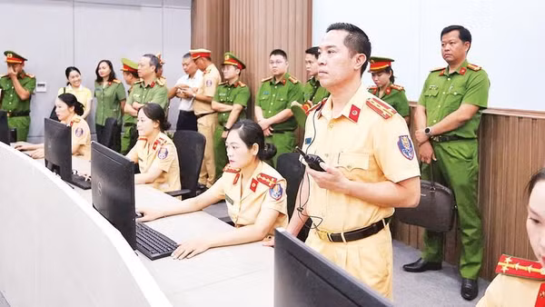 Các đơn vị nghiệp vụ Công an Thành phố Hồ Chí Minh vận hành Tổ tiếp nhận, xử lý thông tin khẩn cấp.