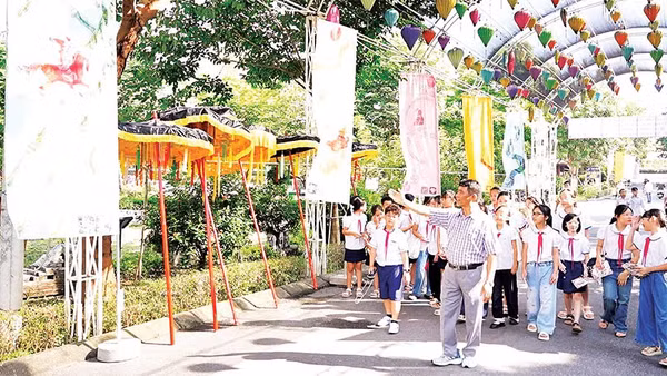 Các em học sinh tham quan những sản phẩm tạo hình lấy cảm hứng từ di sản Thánh Gióng qua chương trình.