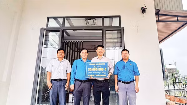 Bàn giao nhà “Mái ấm Công đoàn” cho gia đình anh Phạm Thanh Hùng, Công đoàn cơ sở Bệnh viện đa khoa khu vực Ia H'Drai.