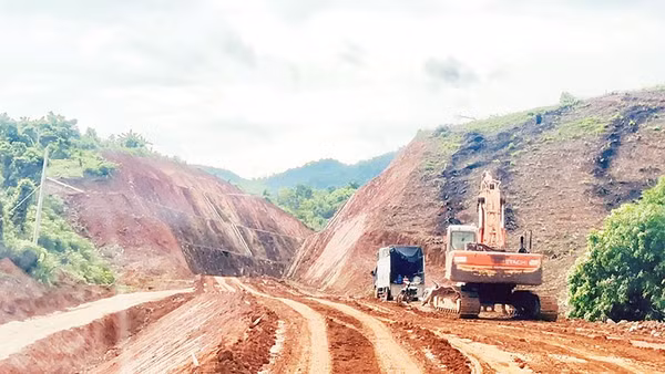 Dự án đường kết nối liên vùng Khánh Hòa - Lâm Đồng chậm tiến độ do địa hình thi công khó khăn.