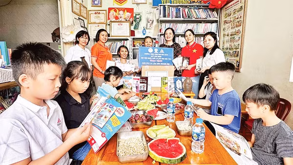 Nguyễn Thị Thanh Nhàn (ngoài cùng bên phải) là một trong những người đồng sáng lập Công ty cổ phần Phát triển xã hội hạnh phúc.
