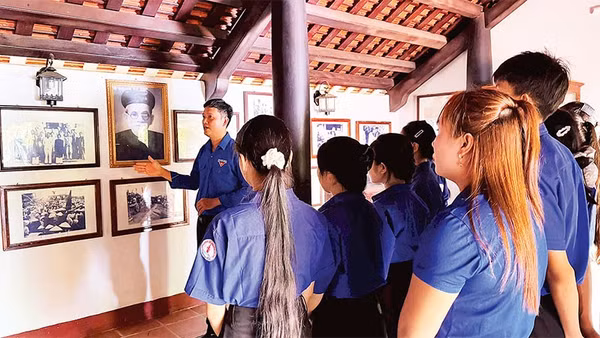 Các bạn trẻ xã Thạnh Bình tìm hiểu về cuộc đời và sự nghiệp của cụ Huỳnh Thúc Kháng.