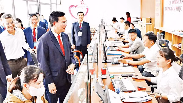 Chủ tịch Ủy ban nhân dân tỉnh Lâm Đồng Hồ Văn Mười kiểm tra việc giải quyết thủ tục hành chính tại xã Nhân Cơ (Ảnh MAI VĂN BẢO)