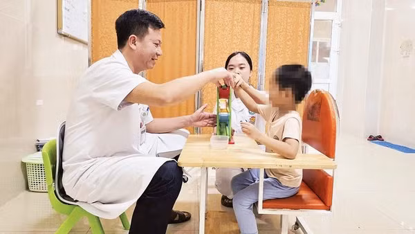 Các bác sĩ và kỹ thuật viên điều trị cho trẻ tự kỷ.