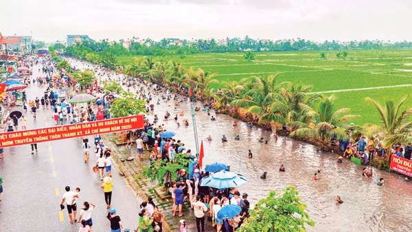 Hội đùa nơm (bắt cá bằng nơm) bên cánh đồng canh tác hữu cơ lúa-rươi-cáy ở xã Chí Minh.