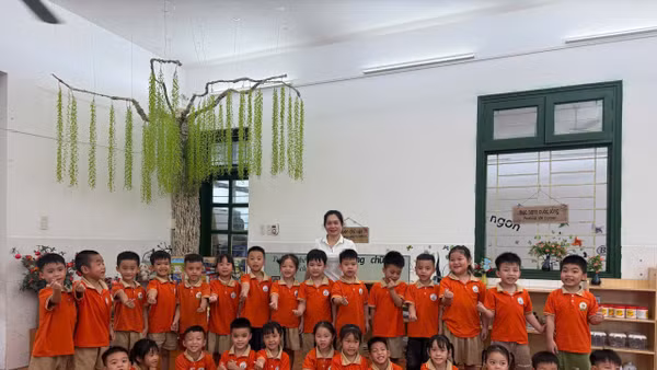 Cô giáo Trần Thị Hiền và các em học sinh trường mầm non Liên Minh A.
