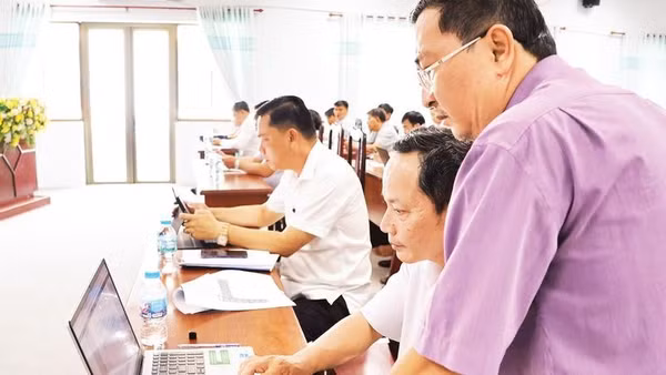 Cán bộ Văn phòng Đăng ký đất đai thành phố Cần Thơ đối soát dữ liệu đất đai và dữ liệu dân cư.
