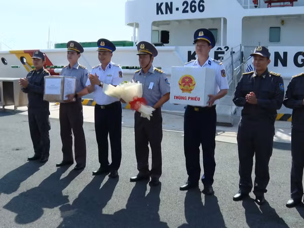 [Video] Tàu Kiểm ngư 260 hoàn thành công tác bầu cử sớm 