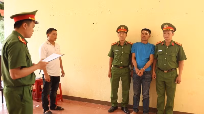 Cơ quan chức năng tống đạt quyết định giữ người trong trường hợp khẩn cấp đối với Trần Hoàng Diệu. (Ảnh: Công an tỉnh Quảng Trị)