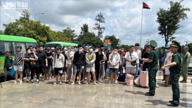 85 công dân Việt Nam được phía Campuchia trao trả tại Cửa khẩu quốc tế Hoa Lư. 