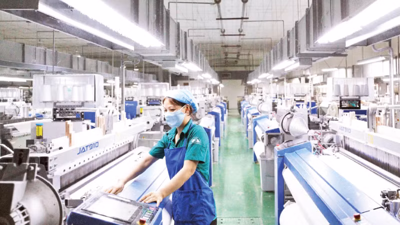 Kiểm tra hoạt động máy dệt vải tự động tại Xí nghiệp Dệt-Tổng công ty 28 (Tổng cục Hậu cần-Kỹ thuật).
