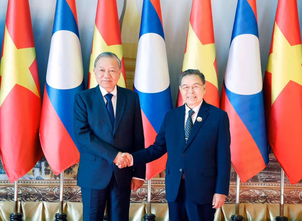 Tổng Bí thư Tô Lâm hội kiến Chủ tịch Quốc hội Lào Saysomphone Phomvihane. (Ảnh: Thống Nhất/TTXVN)