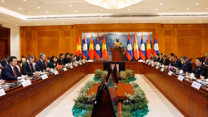 Tổng Bí thư Tô Lâm hội kiến Chủ tịch Quốc hội Lào Saysomphone Phomvihane. (Ảnh: Thống Nhất/TTXVN)