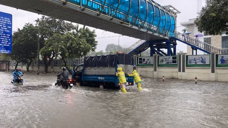 Xí nghiệp Thoát nước số 7 ứng trực tại Phùng Hưng-Hà Đông.