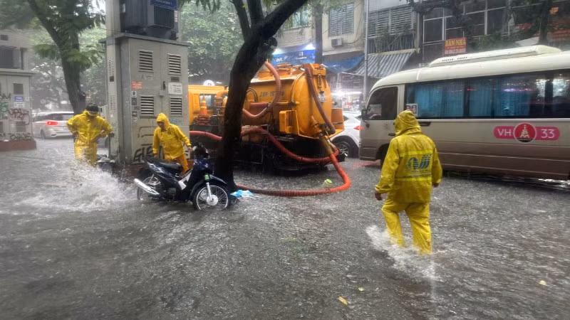 Đến 16 giờ ngày 30/9, lực lượng chức năng vẫn tiếp tục ứng trực, vận hành các trạm bơm đầu mối theo quy trình để hạ mực nước hệ thống, vệ sinh bảo đảm khơi thông dòng chảy. 