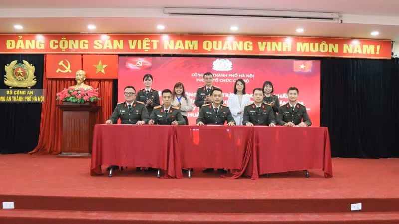 Các đồng chí Đại đội trưởng ký cam kết thực hiện phong trào thi đua “Ba nhất”.