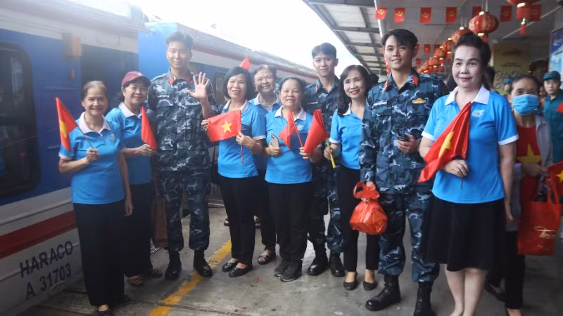 Nhân dân có mặt tại ga Hà Nội từ sớm để tiễn các chiến sĩ về đơn vị. 
