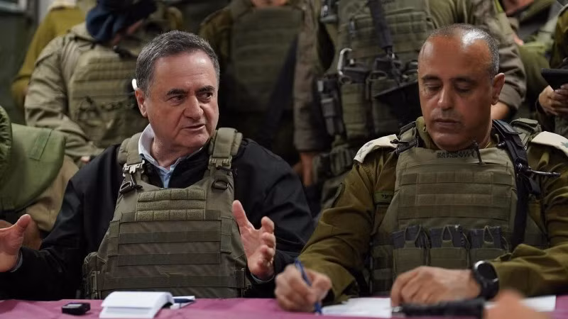 Bộ trưởng Quốc phòng Israel, ông Israel Katz (trái) trong chuyến thăm một đơn vị quân đội Israel tại khu vực chiếm đóng ở miền Nam Liban, ngày 12/4/2026. (Ảnh: Anadolu Agency/TTXVN)