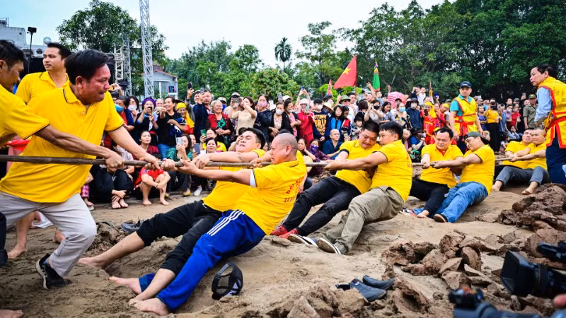 Chương trình kỷ niệm 10 năm nghi lễ và trò chơi kéo co được UNESCO công nhận là Di sản văn hóa phi vật thể đại diện của nhân loại thu hút đông đảo du khách trong nước và quốc tế. (Ảnh BẢO LONG)