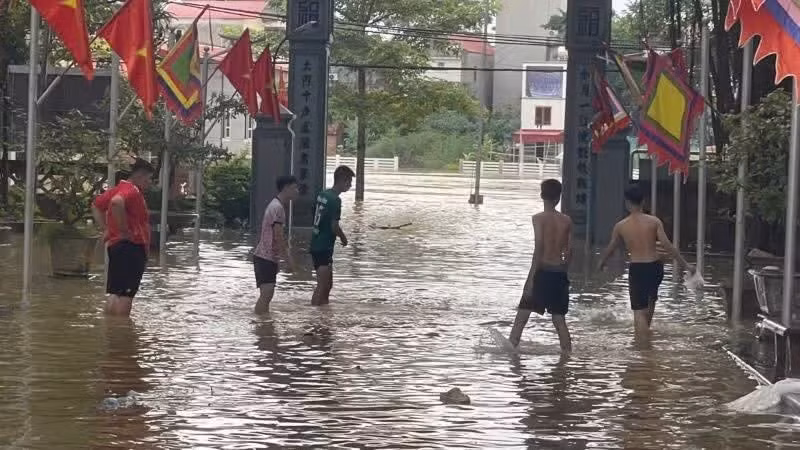 Nước lũ từ sông Cầu tràn vào sân đình Vân Hà. (Ảnh: ĐG)