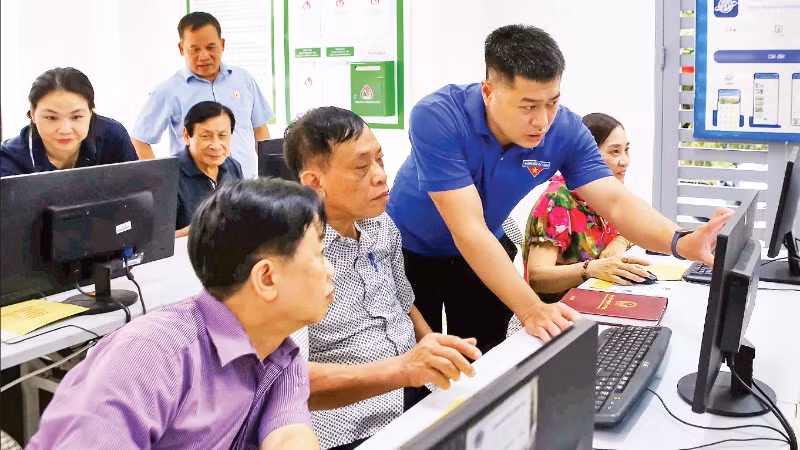 Cán bộ Mặt trận Tổ quốc phường Ngọc Hà hăng hái tham gia tập huấn nhằm nâng cao kỹ năng ứng dụng chuyển đổi số trong hoạt động.