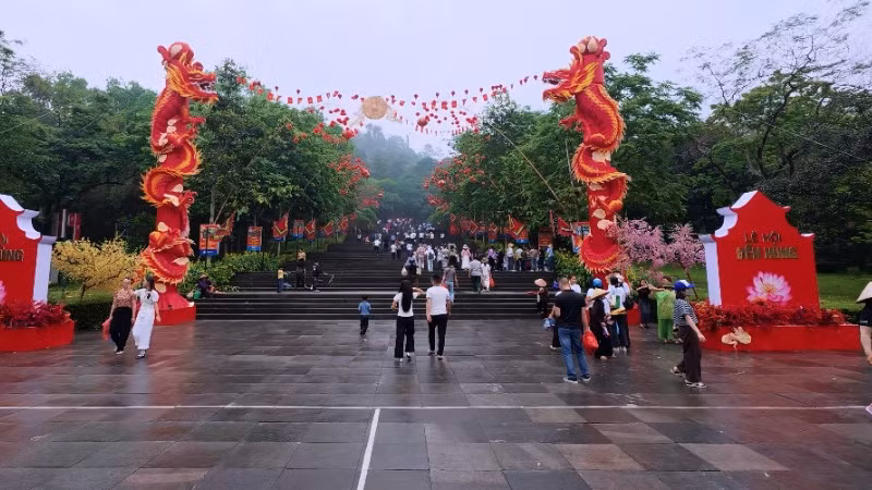 Cổng vào khu di tích được trang hoàng lộng lẫy với biểu tượng rồng rực rỡ, đón chào dòng người hành hương về Đất Tổ. 