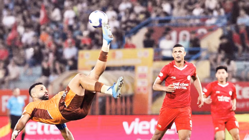 Đội Thể Công Viettel (áo đỏ) thắng đội Hoàng Anh Gia Lai với tỷ số 1-0. (Ảnh: TRẦN HẢI)