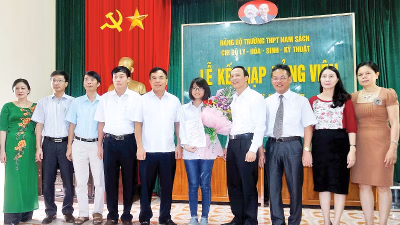 Kết nạp đảng viên là học sinh ở Đảng bộ Trường THPT Nam Sách (thành phố Hải Phòng).