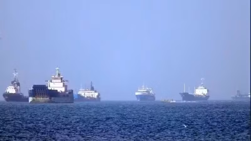 Tàu thuyền vận chuyển trên eo biển Hormuz. (Ảnh: THX/TTXVN)