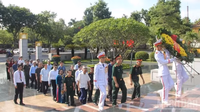 Đoàn đại biểu Hội Hỗ trợ gia đình Liệt sĩ Việt Nam dâng hương, dâng hoa tưởng niệm các Anh hùng Liệt sĩ tại Đài tưởng niệm trên đường Bắc Sơn, Hà Nội. (Ảnh: VŨ MINH)