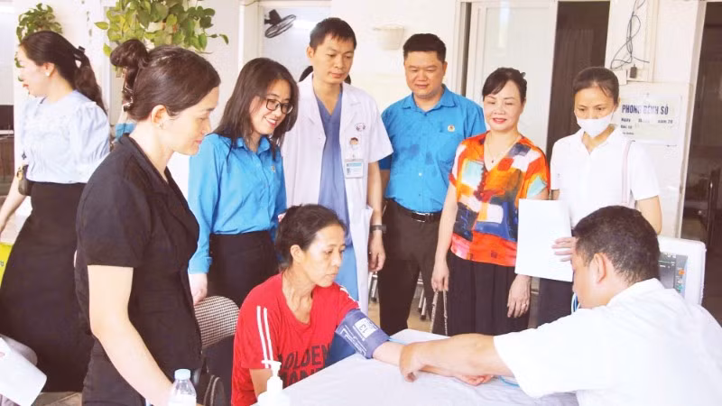 Công đoàn xã Thanh Trì (Hà Nội) phối hợp với Bệnh viện Đa khoa Thanh Trì tổ chức chương trình khám sức khỏe miễn phí cho công nhân, người lao động trên địa bàn xã. (Ảnh: THANH HỒNG)