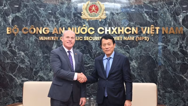 Bộ trưởng Lương Tam Quang chào mừng Đại sứ James Nickel bắt đầu nhiệm kỳ công tác tại Việt Nam. (Ảnh: bocongan.gov.vn)