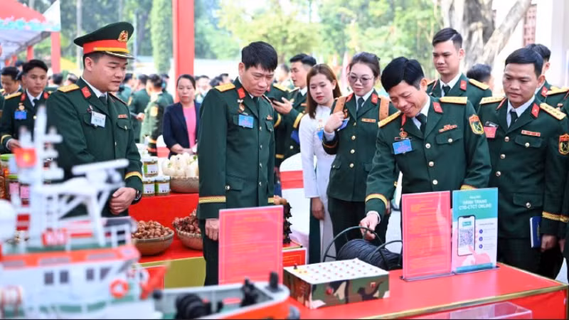 Các đại biểu tham quan khu vực trưng bày, triển lãm của Đại hội.