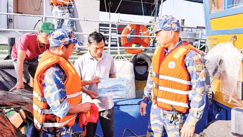 Cán bộ, chiến sĩ Hải đội Biên phòng 1 vừa tuần tra tuyên truyền chống khai thác IUU, vừa nhắc nhở ngư dân về lịch bầu cử.