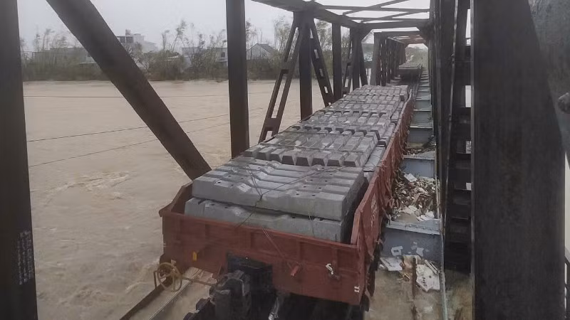 Mưa lớn kéo dài khiến nhiều đoạn trên tuyến đường sắt bị ảnh hưởng nghiêm trọng.