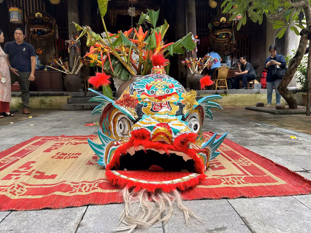 Chiếc đầu sư tử Bắc Bộ từ năm 1932 được lưu giữ tại làng Phượng Bản (Chương Mỹ, Hà Nội)