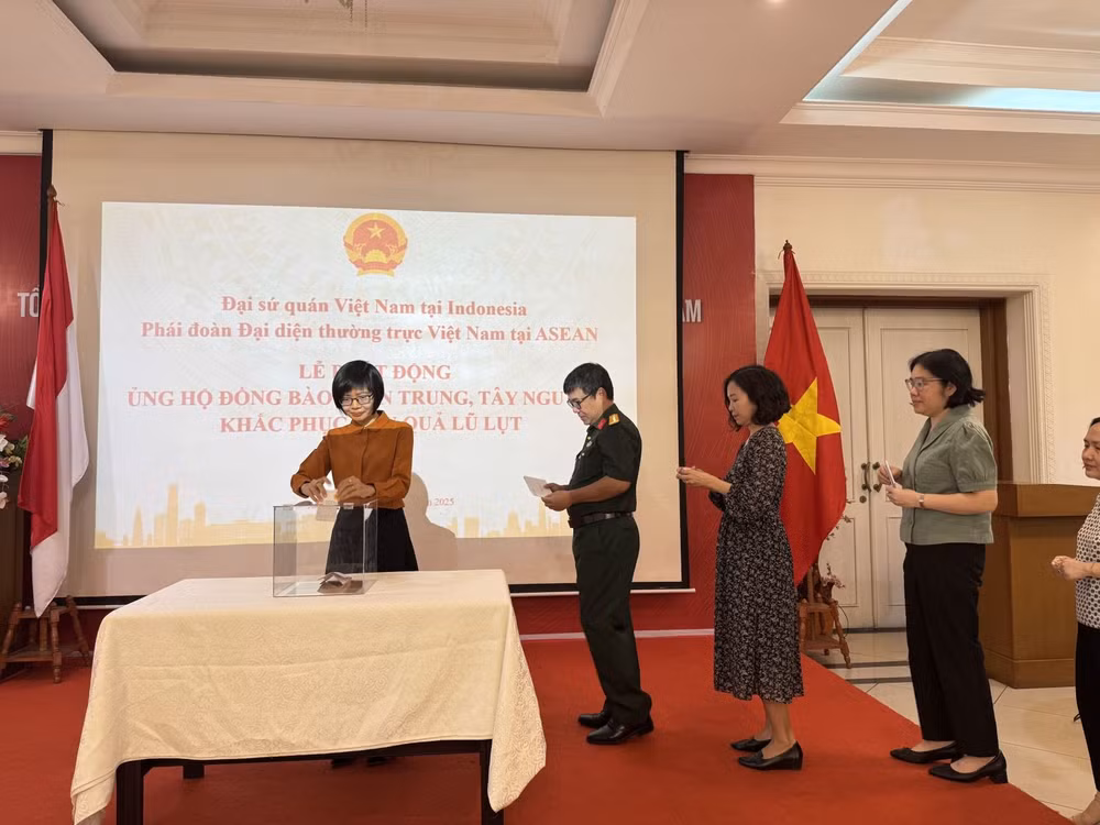 Đại sứ Phái đoàn thường trực Việt Nam tại ASEAN Tôn Thị Ngọc Hương và các cán bộ Việt Nam tại lễ quyên góp. (Ảnh: TTXVN)
