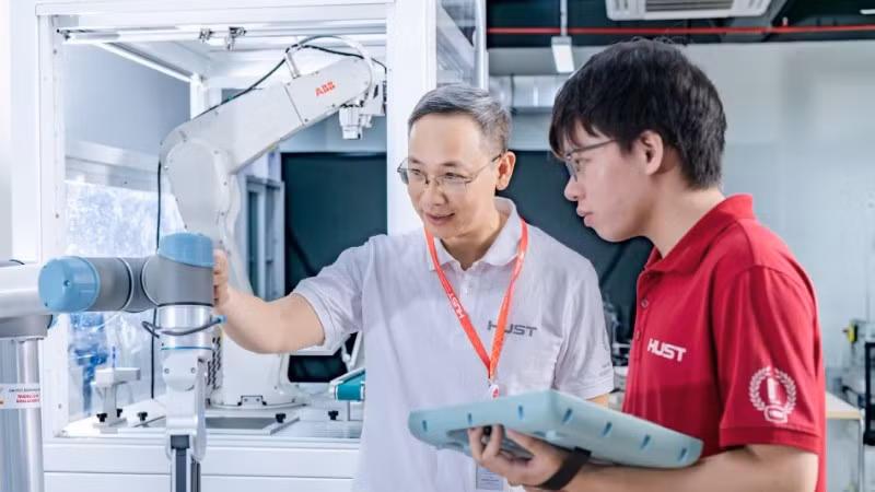 Nghiên cứu khoa học tại phòng thí nghiệm Trường Cơ khí, Đại học Bách khoa Hà Nội.