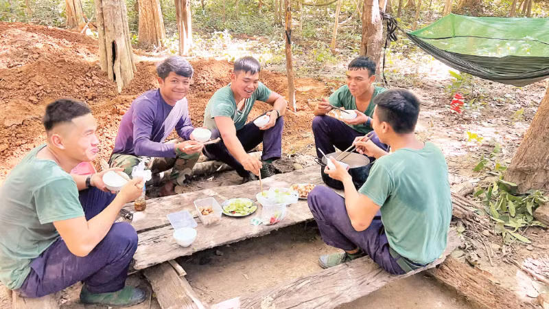 Bữa cơm dã chiến của cán bộ, chiến sĩ Đội K52 trên hành trình đi tìm đồng đội. (Ảnh: LÊ TÂY)