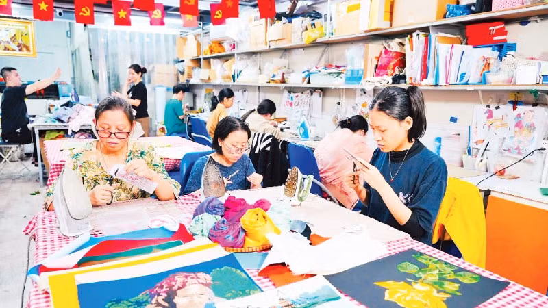 Các sản phẩm từ lụa vụn đầy sắc màu được người khuyết tật hoàn thiện tại VỤN Art.