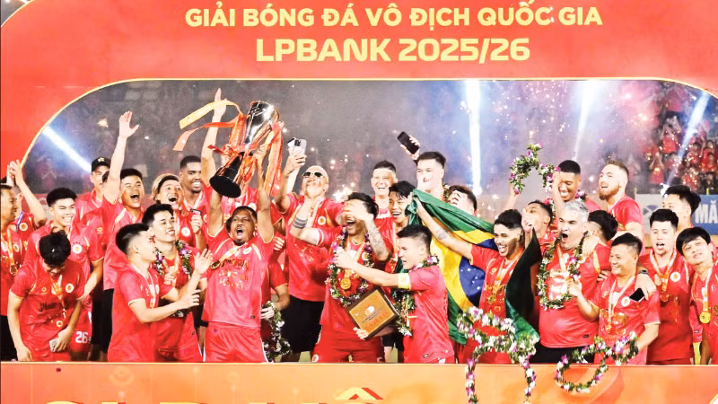 Câu lạc bộ Công an Hà Nội nhận Cúp vô địch V.League 1-2025/2026. (Ảnh: KHÁNH AN)