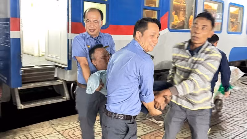 Các nhân viên đường sắt chủ động phối hợp bế hành khách đặc biệt lên tàu.
