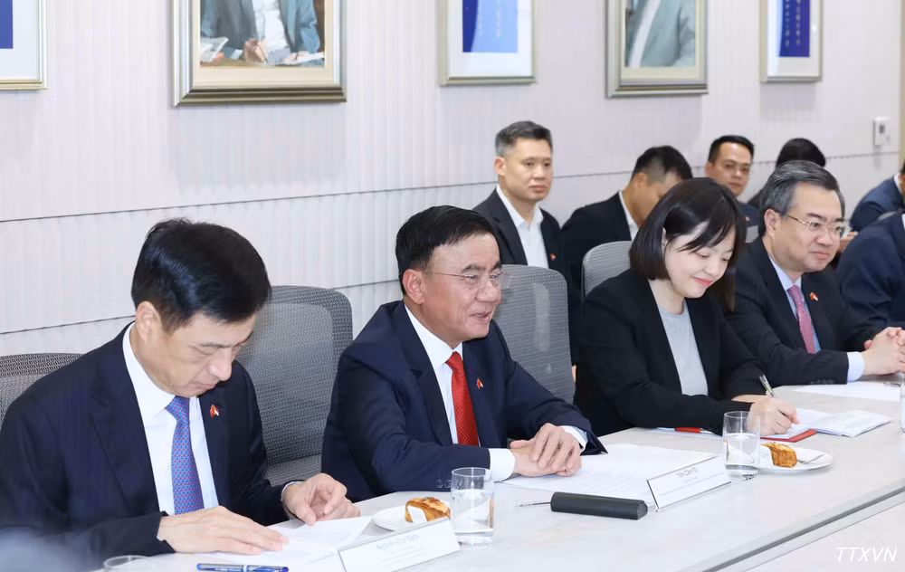 vna-potal-thuong-truc-ban-bi-thu-tran-cam-tu-gap-chu-tich-dang-hanh-dong-nhan-dan-singapore-bo-truong-bo-giao-duc-8977660-8930-1684.jpg