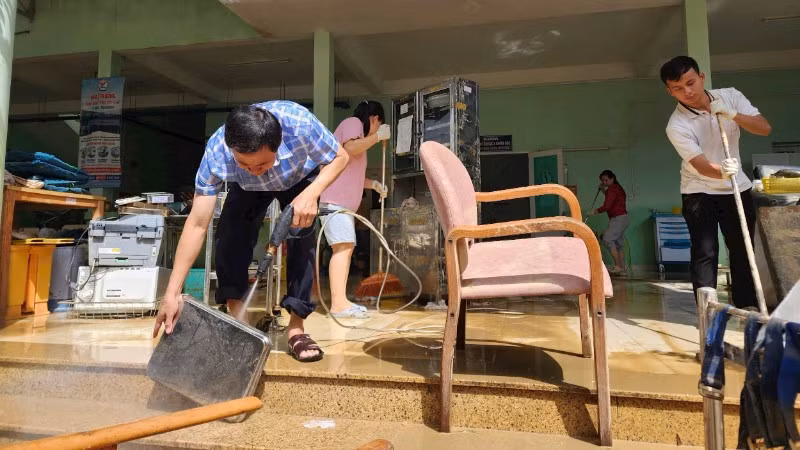 Dọn dẹp, vệ sinh các dụng cụ trang thiết bị y tế tại Bệnh viện Nhiệt đới tỉnh Khánh Hòa.