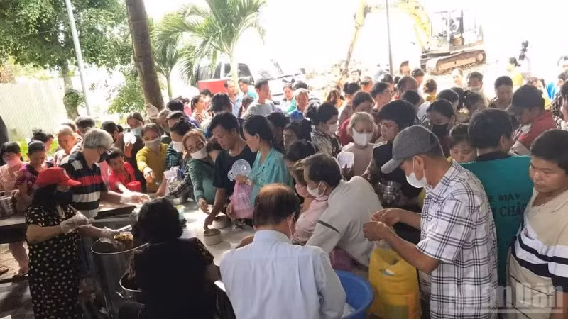 Hơn bốn thập kỷ qua Cơ sở Nhân đạo xã hội bệnh viện tỉnh đã chia sẻ bữa cơm cháo ấm lòng cùng người đi nuôi bệnh.