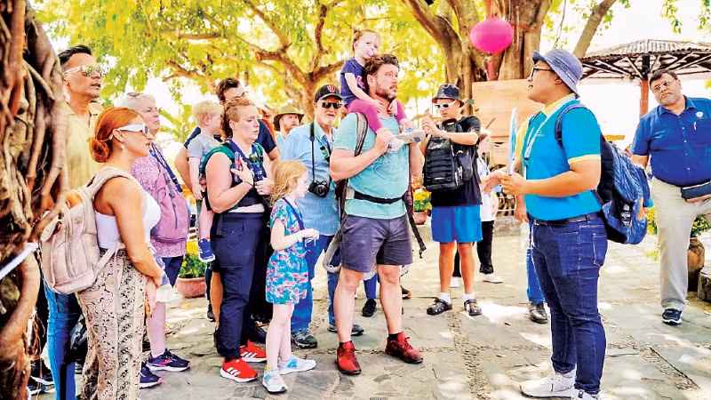 Du khách Nga tham quan tháp Po Nagar, phường Nha Trang, tỉnh Khánh Hòa.