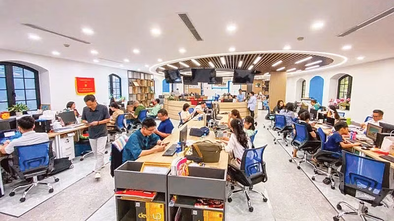 Quang cảnh làm việc tại tòa soạn hội tụ của Nhân Dân điện tử.