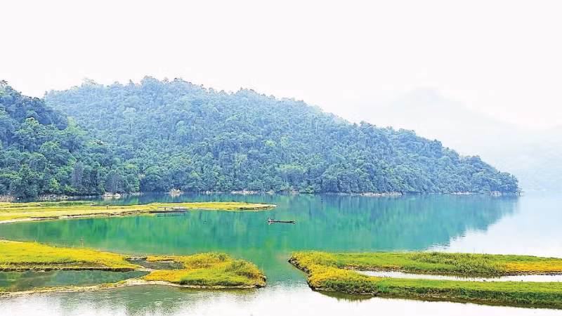 Vẻ đẹp nguyên sơ ở hồ Ba Bể thu hút khách du lịch.